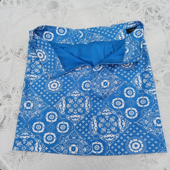 Talbots Size 6 - A Line Straight Skirt Color: Blue & White Floral Pattern - Picture 2 of 8